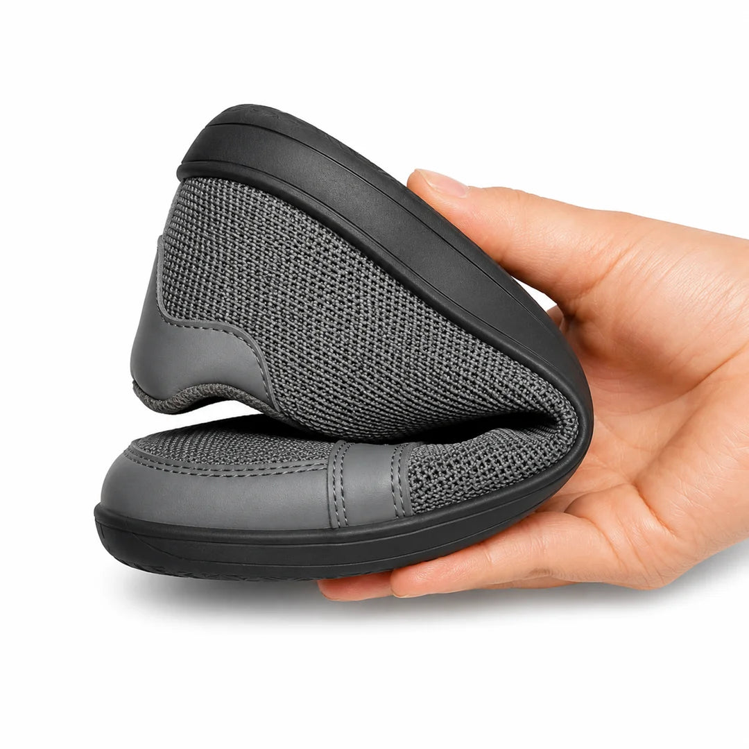 Zapatilla ergonómica gris ZZFABER Bamba I, calzado casual respetuoso doblado para mostrar su suela flexible drop cero en Chile.