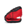 Detalle de flexibilidad extrema en zapatillas minimalistas rojas, fáciles de enrollar para viajar.