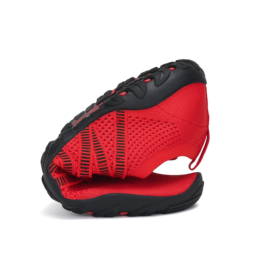 Detalle de flexibilidad extrema en zapatillas minimalistas rojas, fáciles de enrollar para viajar.