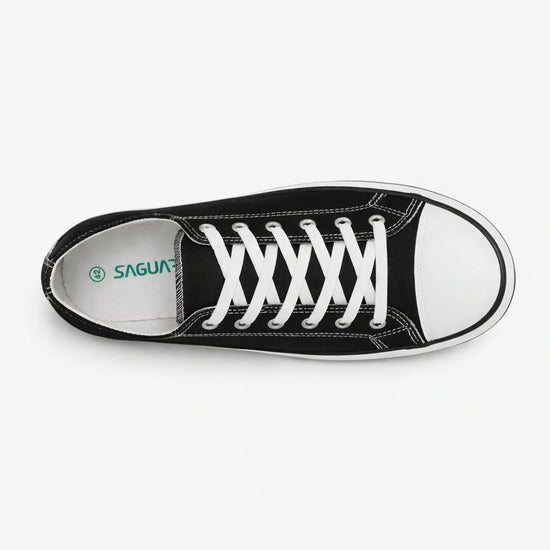 Vista superior de zapatillas minimalistas negras resaltando el amplio espacio para los dedos.