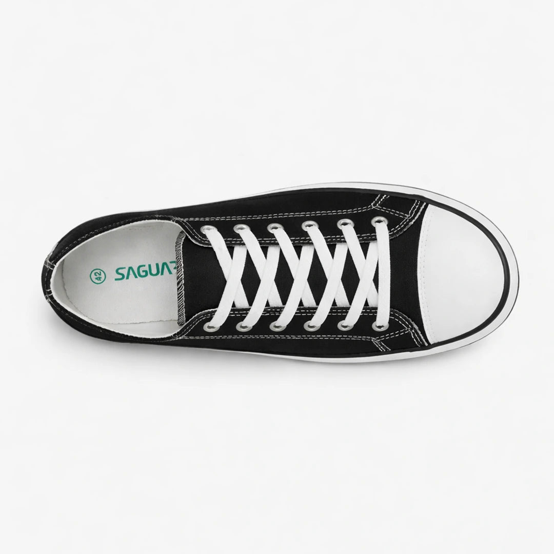 Vista superior de zapatillas minimalistas negras resaltando el amplio espacio para los dedos.