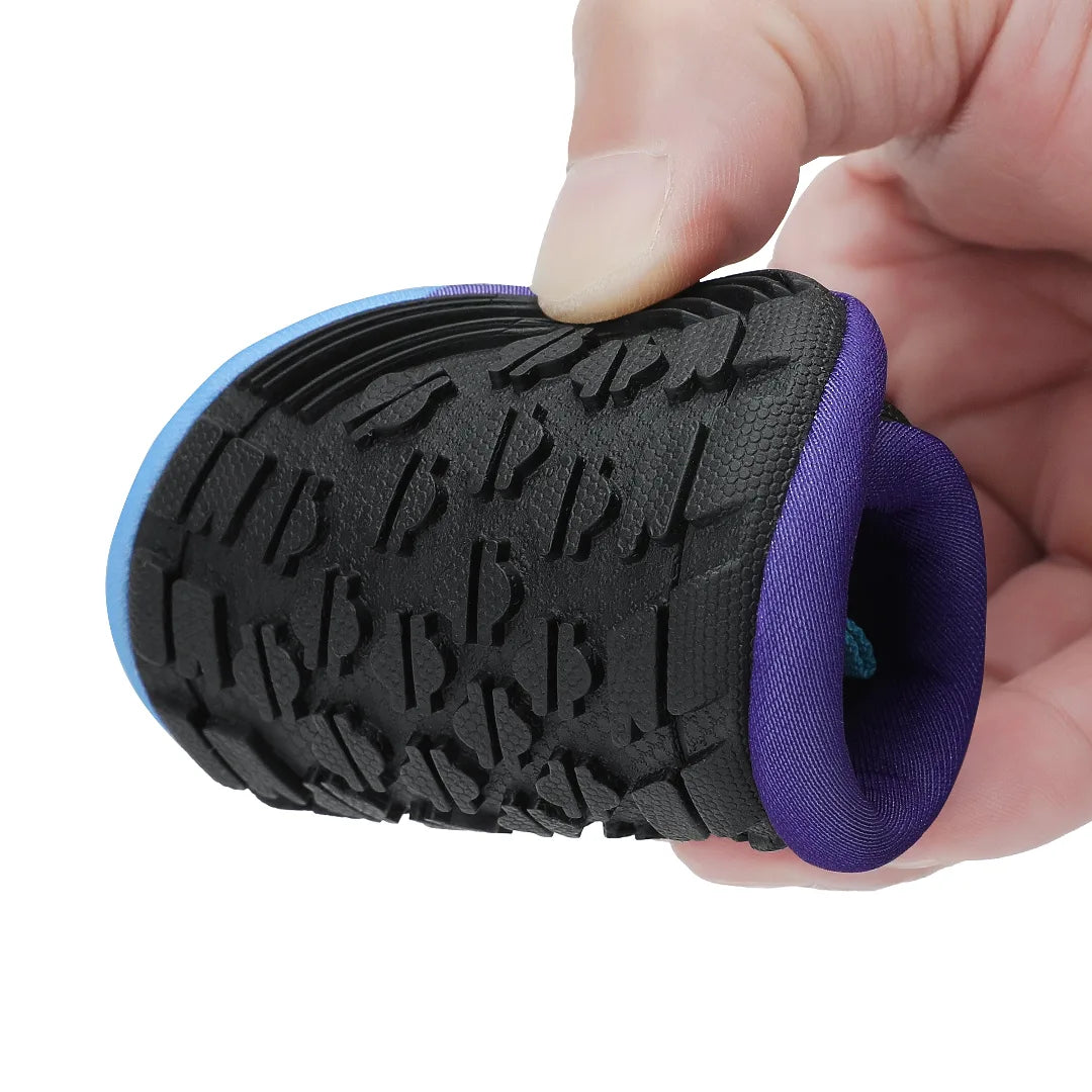 Detalle de flexibilidad extrema en zapatillas minimalistas para niño, fáciles de enrollar.