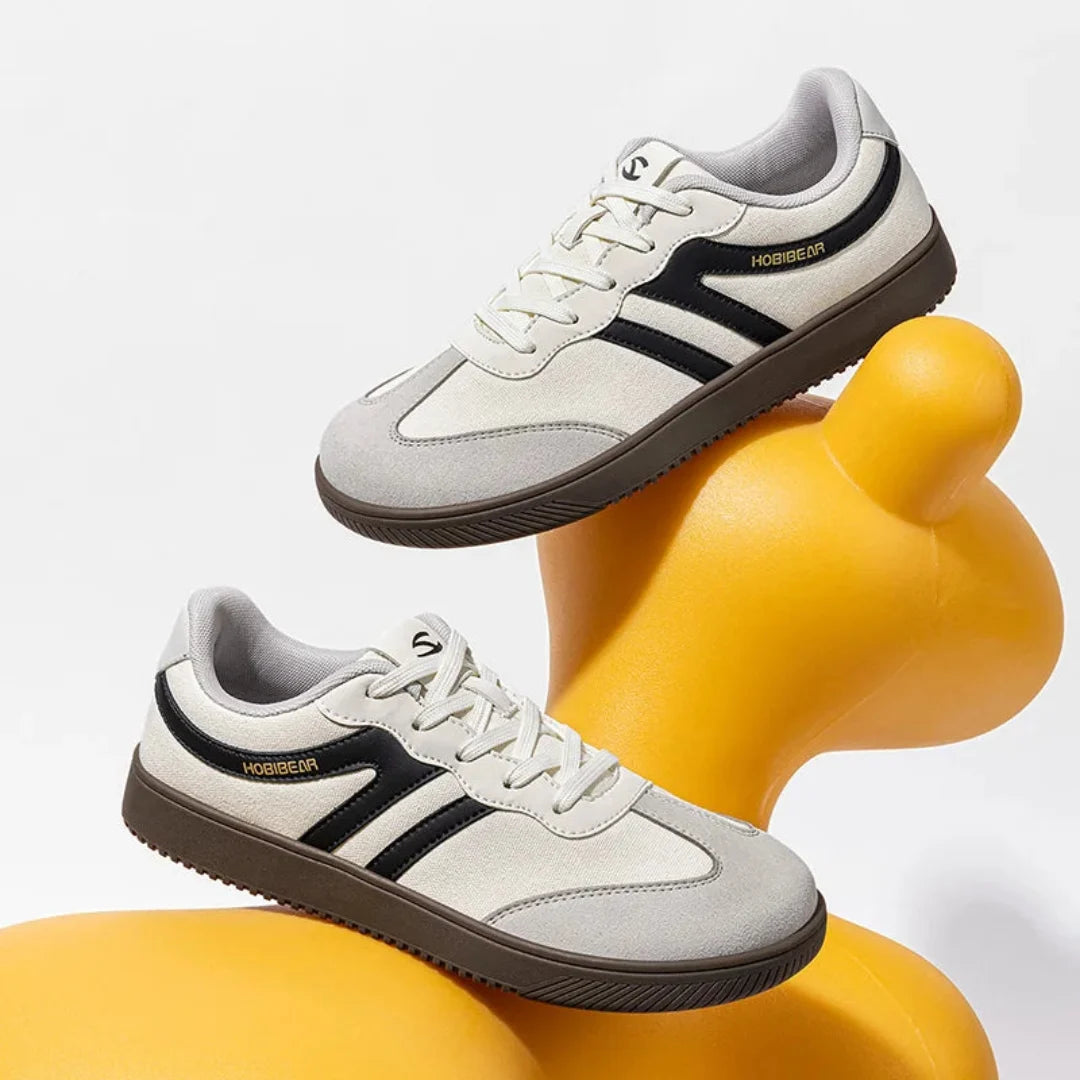 Par de zapatillas minimalistas con suela de caucho café flexible y antideslizante para ciudad.