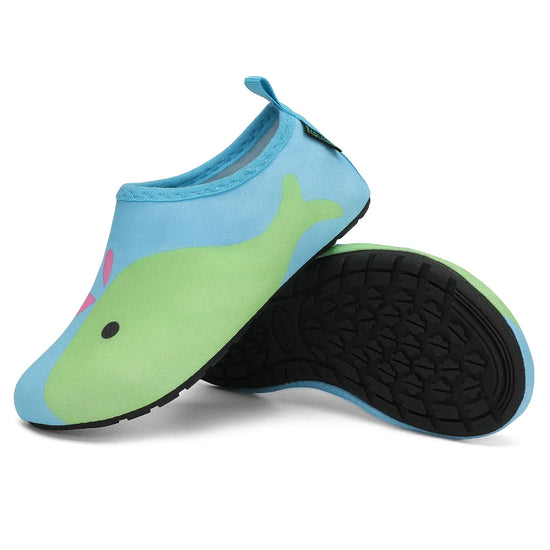 Par de zapatillas niña para agua resaltando la suela flexible zero drop antideslizante.