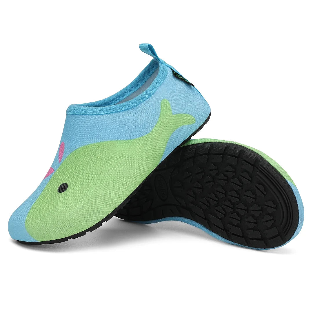 Par de zapatillas niña para agua resaltando la suela flexible zero drop antideslizante.
