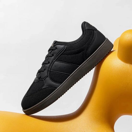 Par de zapatillas urbanas minimalistas Dahlia resaltando la puntera ancha y materiales transpirables.