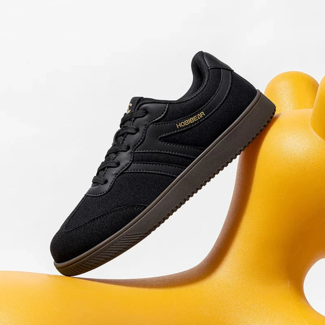 Par de zapatillas urbanas minimalistas resaltando materiales premium y horma anatómica.