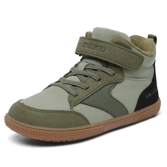 Zapatillas verdes respetuosas para niños, ideales para juegos y recreo.