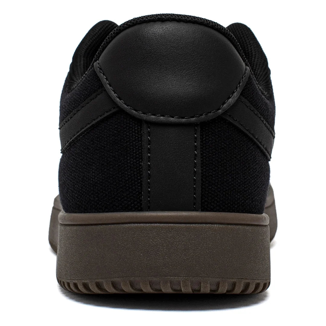 Detalle del talón en zapato barefoot negro que asegura una pisada estable y alineación natural.