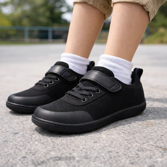 Niño utilizando ZZFABER Play Barefoot en el parque