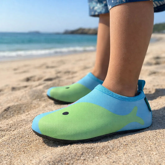 Niño usando zapato minimalista en la playa para evitar resbalones y proteger el pie.