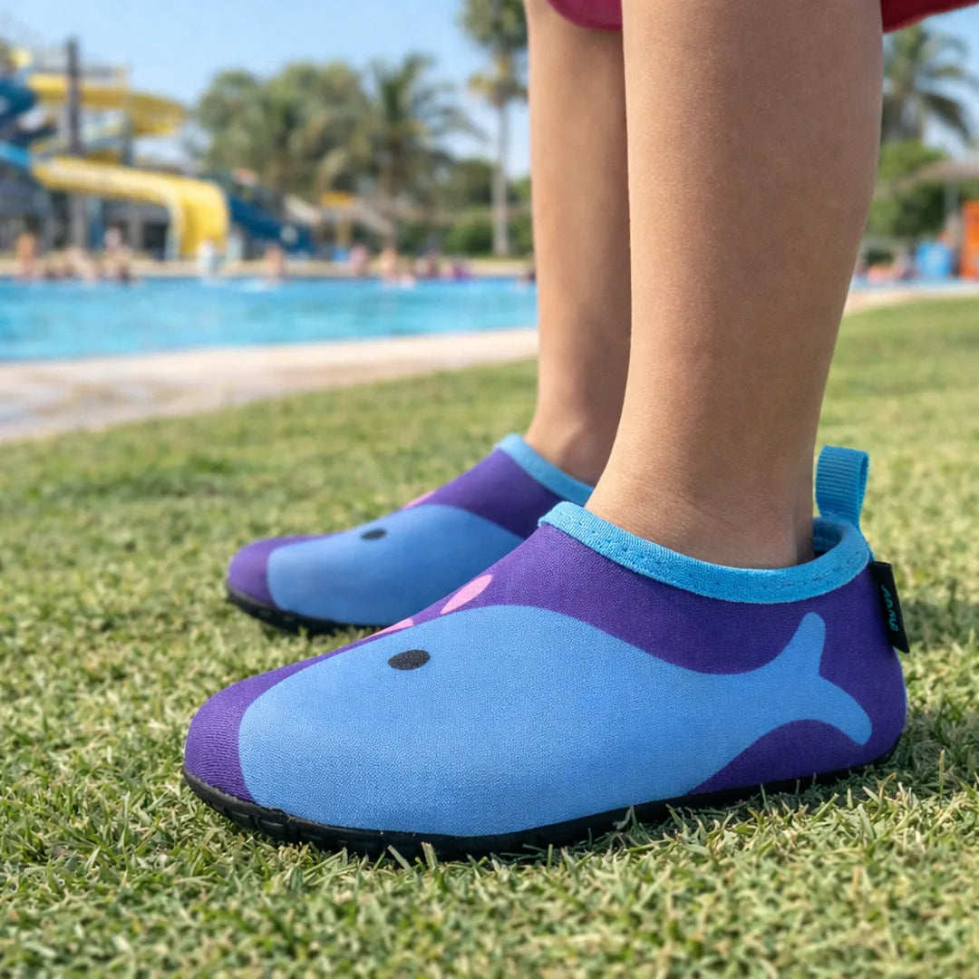 Niño usando zapato minimalista en el borde de una piscina para protección y tracción total.