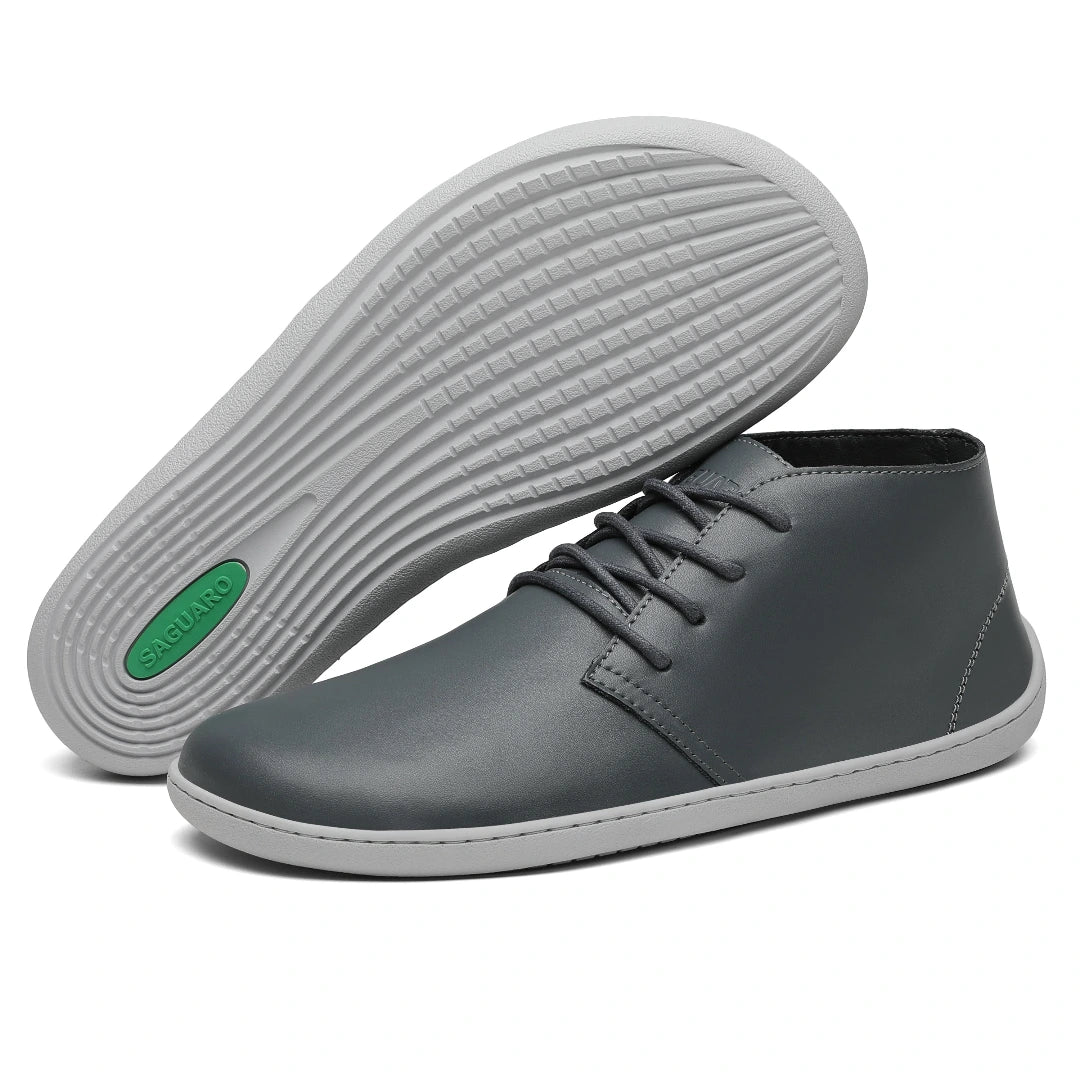 Vista de la suela de caucho flexible y antideslizante en zapato minimalista gris.