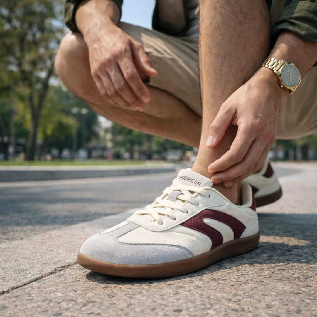 Zapatillas barefoot hombre en beige y rojo con diseño ergonómico para uso diario urbano.
