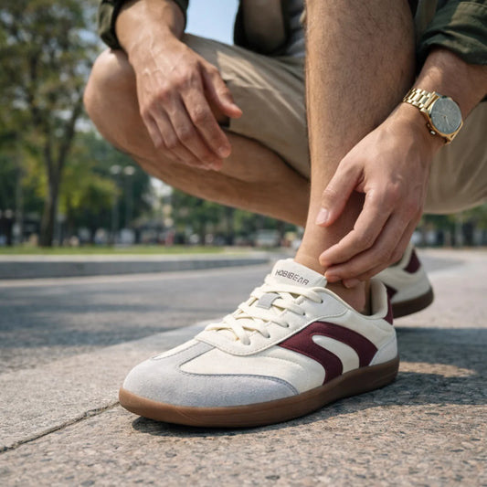 Zapatillas barefoot hombre en beige y rojo con diseño ergonómico para uso diario urbano.