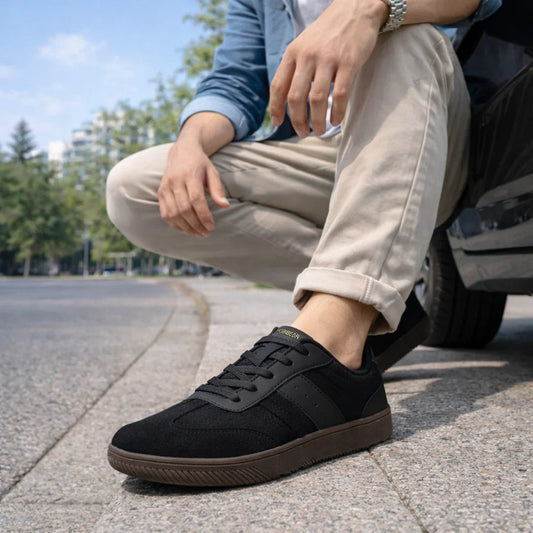 Hombre usando zapato minimalista urbano negro en un entorno casual de Santiago.