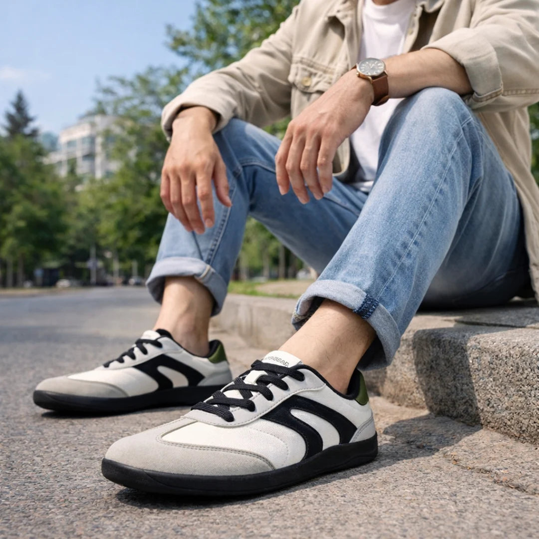 Hombre usando zapato minimalista urbano en Santiago, destacando comodidad y estilo retro.