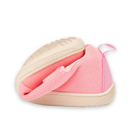 Zapatos bebé ergonómicos con capacidad de flexión 360° para un desarrollo podal sano.