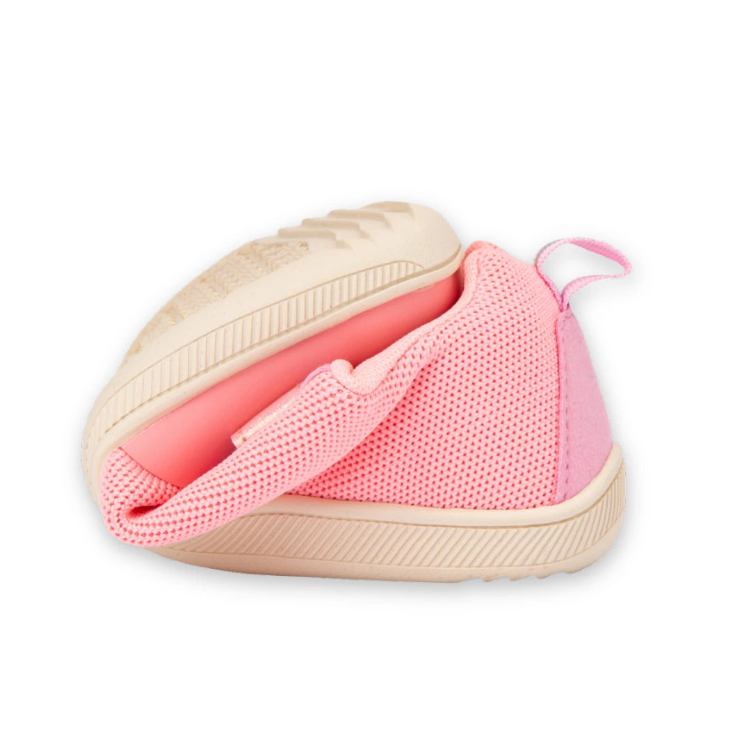 Zapatos bebé ergonómicos con capacidad de flexión 360° para un desarrollo podal sano.