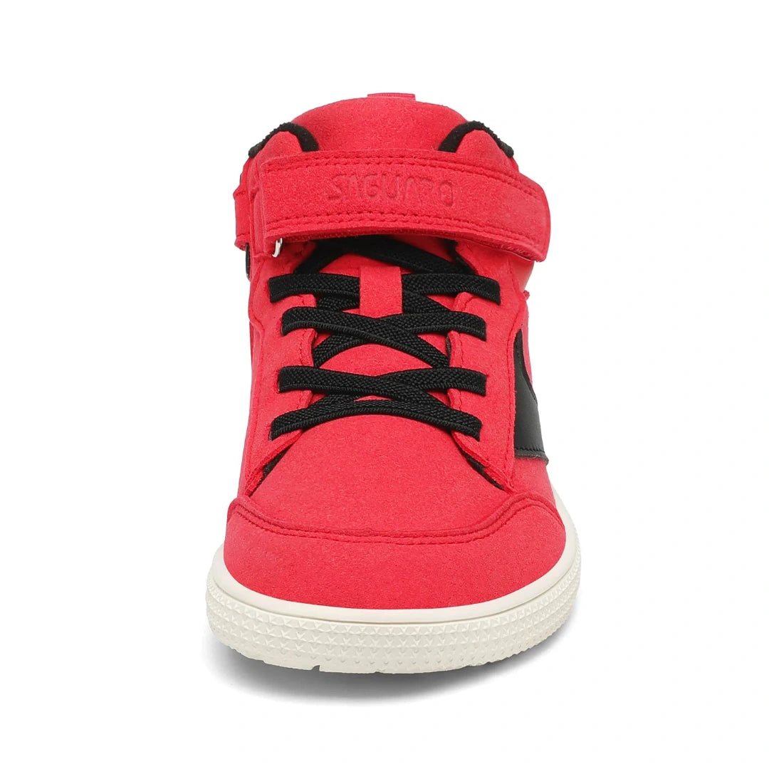 Vista frontal de zapatos bebé ergonómicos con puntera ancha y cordones elásticos.