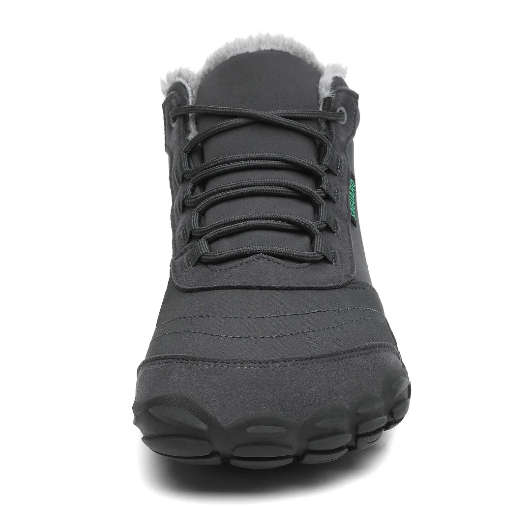 Vista frontal de bota gris resaltando la puntera ancha y sistema de ajuste.