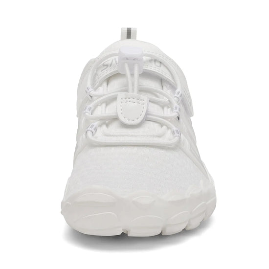 Zapatos ergonómicos blancos con punta ancha que permite el libre movimiento de dedos.