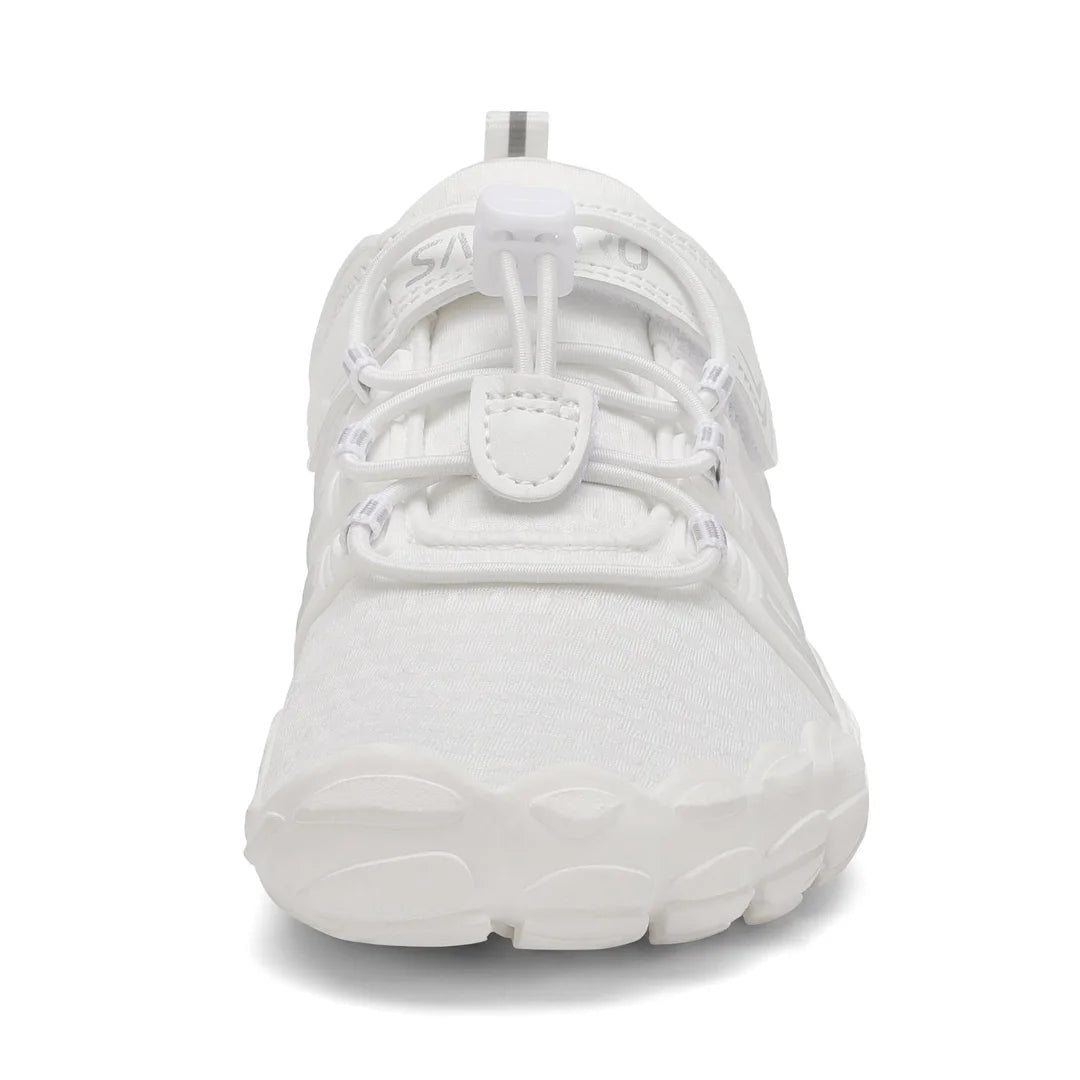 Zapatos ergonómicos blancos con punta ancha que permite el libre movimiento de dedos.