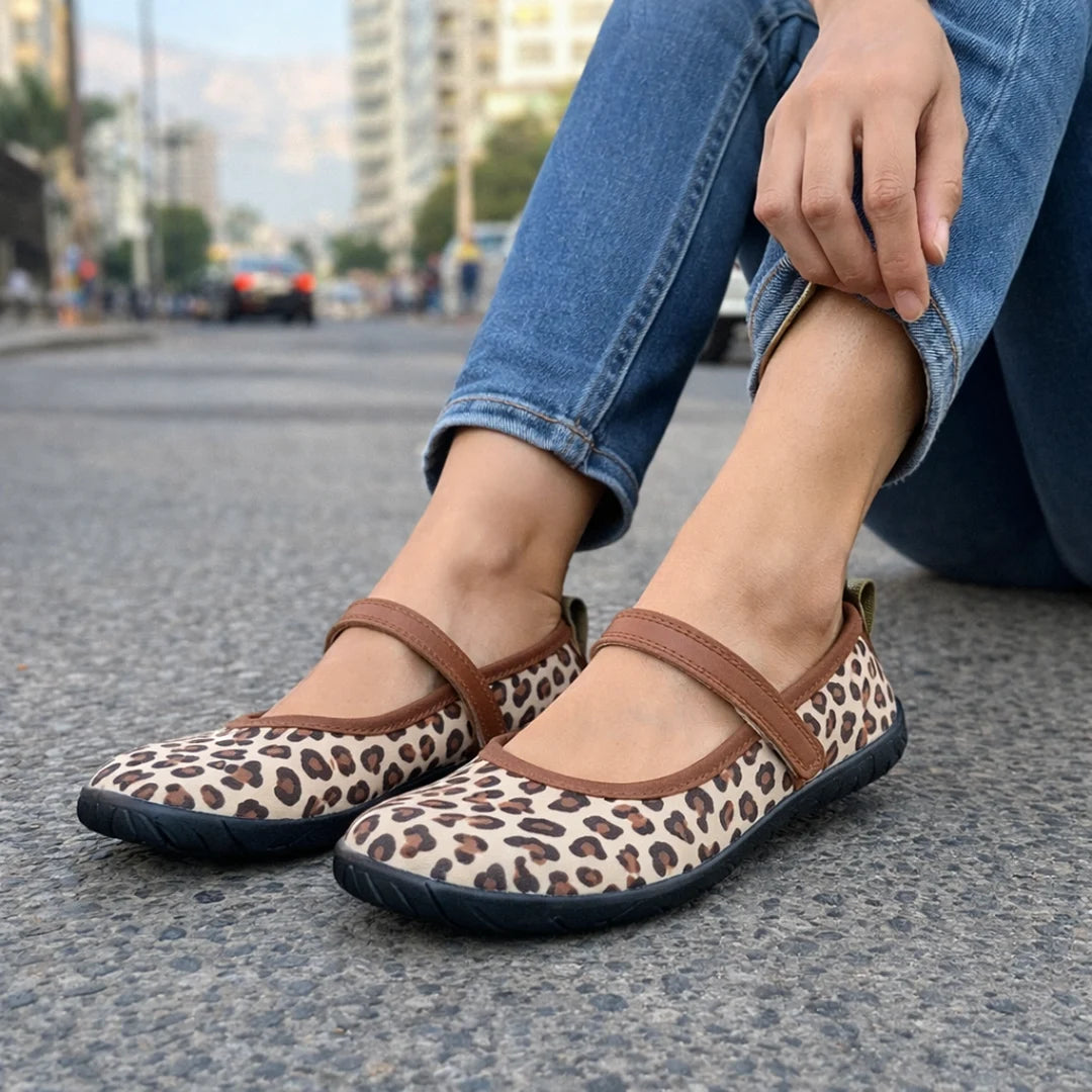 Primer plano de zapatos minimalistas mujer resaltando la flexibilidad de la suela y el ajuste del empeine.