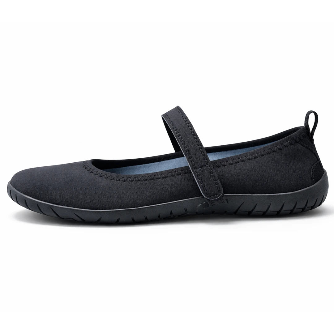 Zapato minimalista negro para mujer con suela totalmente plana y tejido elástico adaptable.