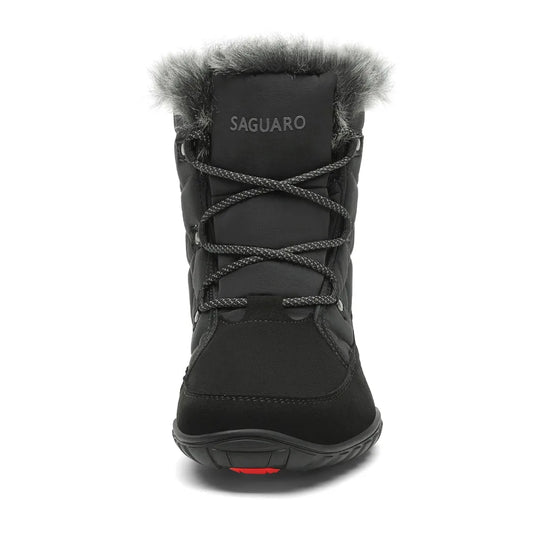 Vista frontal con cordones elásticos técnicos en zapatos minimalistas para nieve.