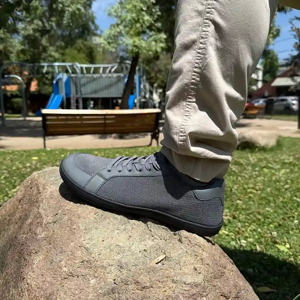 Persona usando zapatillas ZZfaber Bamba I gris en exterior.