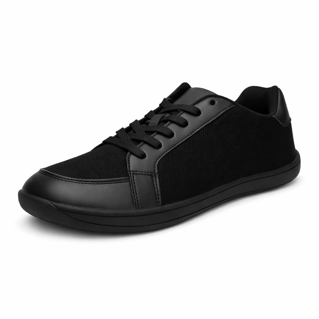 Zapatilla barefoot zzfaber Bamba I negra vista diagonal, calzado urbano minimalista.