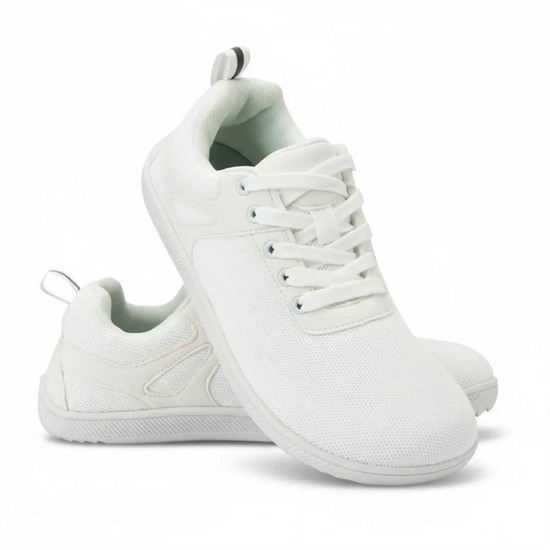 Zapatillas ZZfaber Comfy I blancas vistas en ángulo diagonal.