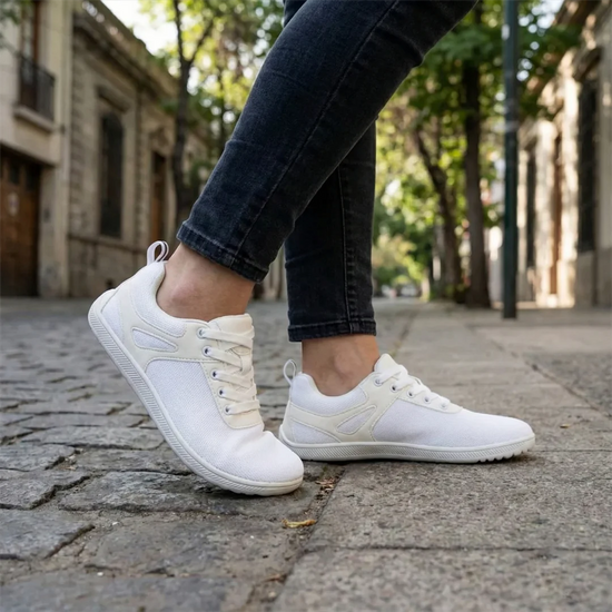 Mujer usando las Zapatillas ZZfaber Comfy I blancas en la vía publica 