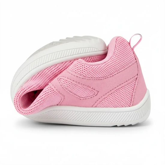 Zapatilla ZZfaber Comfy I rosa doblada mostrando flexibilidad barefoot.