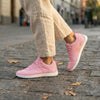 Mujer usando las Zapatillas ZZfaber Comfy I rosa urbanas