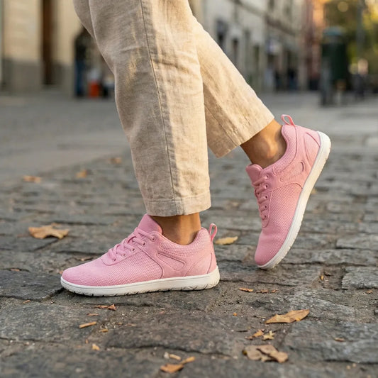 Mujer usando las Zapatillas ZZfaber Comfy I rosa urbanas