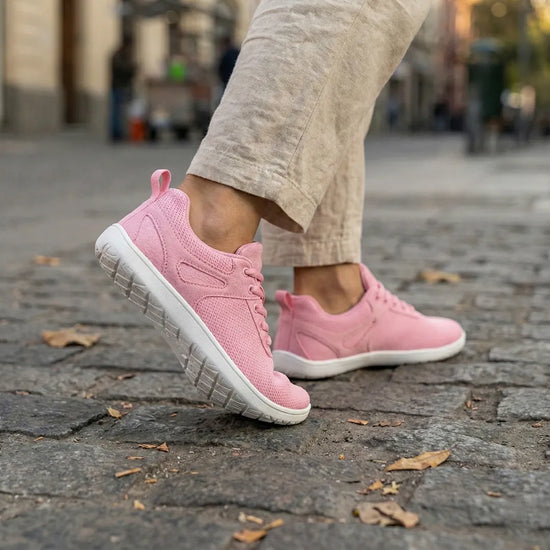 Mujer usando en la vía publica Zapatillas ZZfaber Comfy I rosa 