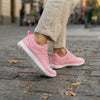 Mujer usando en la vía publica Zapatillas ZZfaber Comfy I rosa 