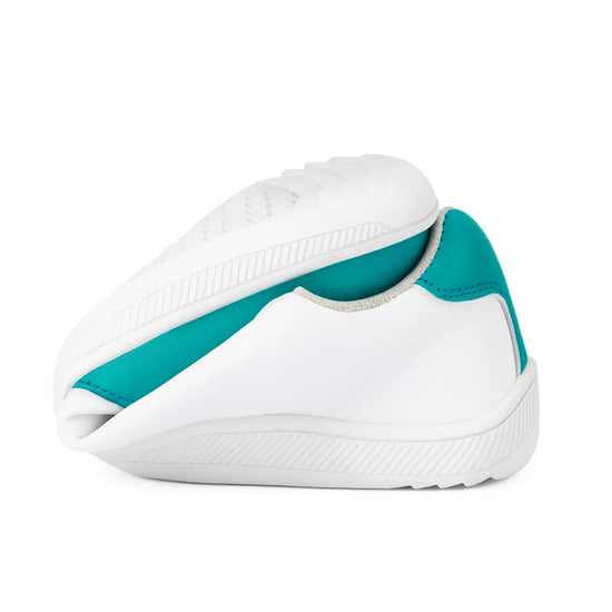 Zapatilla ZZfaber Easy I turquesa doblada mostrando flexibilidad barefoot