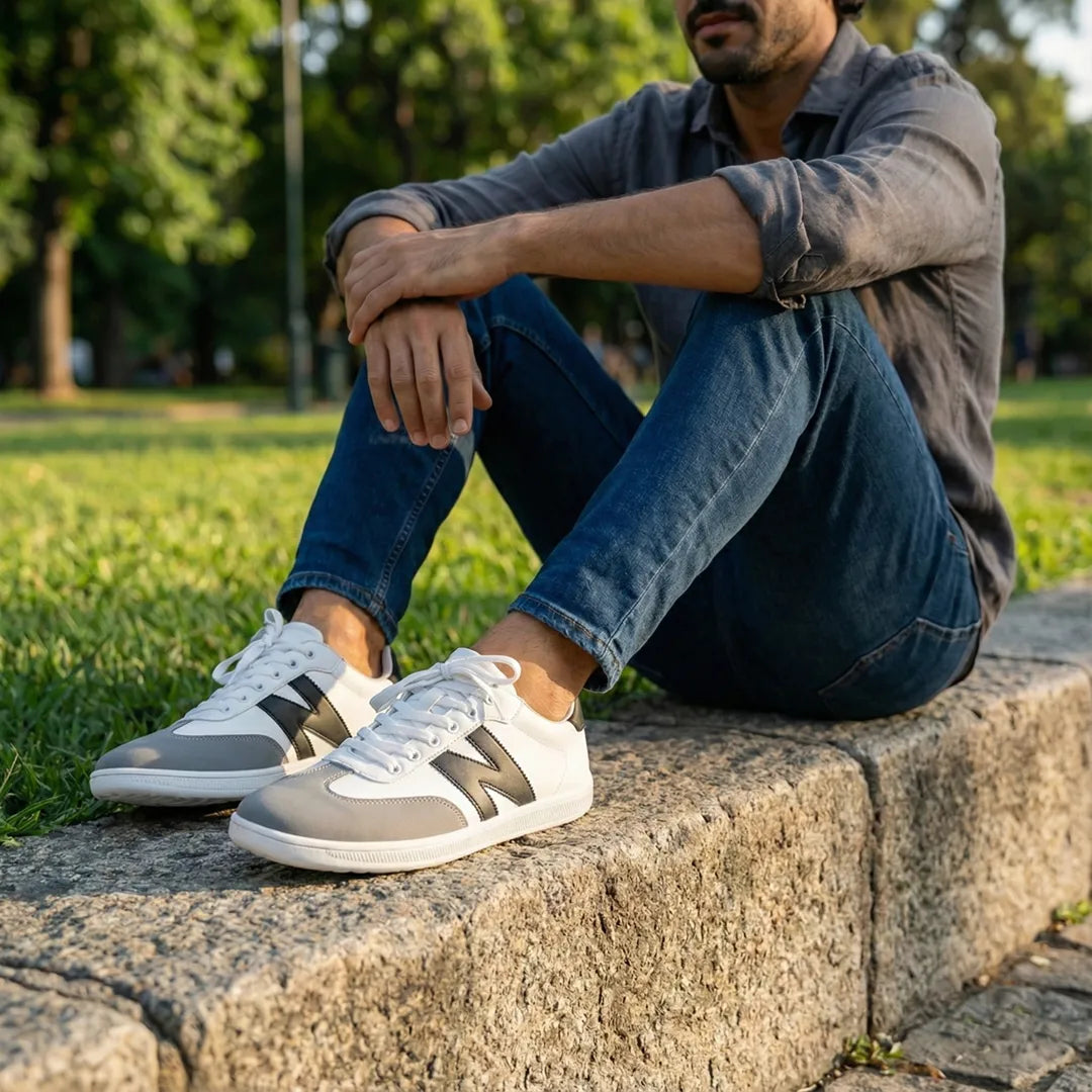 Persona usando zapatillas ZZfaber Niza I blanco con negro en exterior.