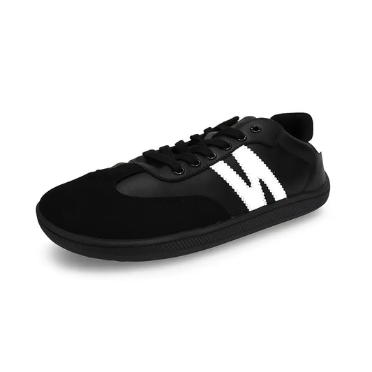 Zapatilla minimalista ZZfaber Niza I negra con blanco vista diagonal.