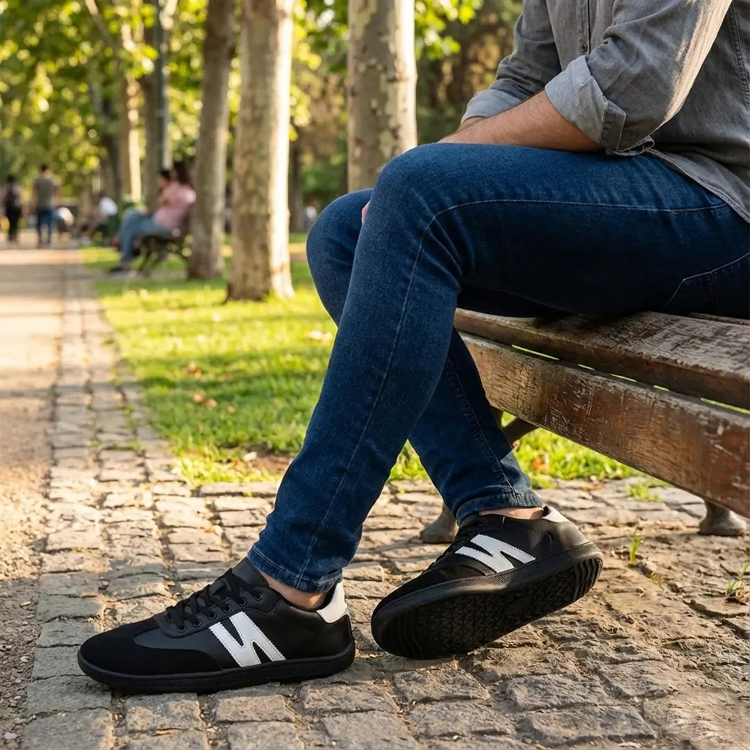 Persona usando zapatillas ZZfaber Niza I negro con blanco en exterior. 